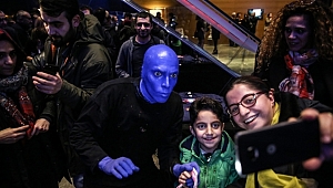 Blue Man Group Enerji Dolu Bir Açılış Yaptı 