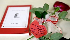 Kütüphaneyi Gül Bahçesine Çevirdiler