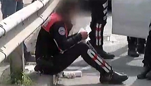 ‘Dur’ İhtarına Uymayan Sürücü Otomobili Polisin Üstüne Sürdü