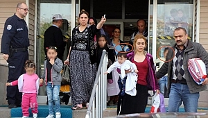 Hırsızlık Hükümlüsü 4 Kadın, 7 Çocukla Cezaevine Girdi