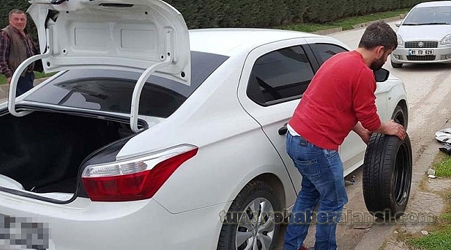 Polisleri Görünce Lastiği Değiştirmeye Kalktı