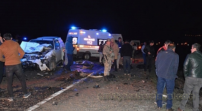 Ağrı'da Kamyonet İle Hafif Ticari Araç Çarpıştı