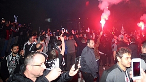 Beşiktaş Taraftarı Takımını Meşalelerle Karşıladı