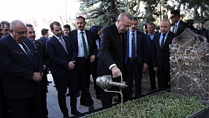 Erdoğan, Türkeş'in Kabrini Ziyaret Etti