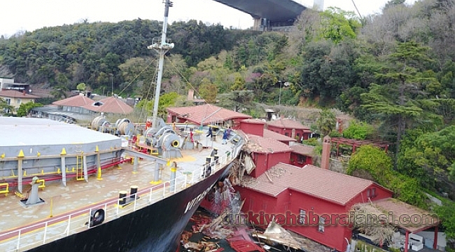 İstanbul Boğazı'nda Kaza: Gemi Yalıya Çarptı