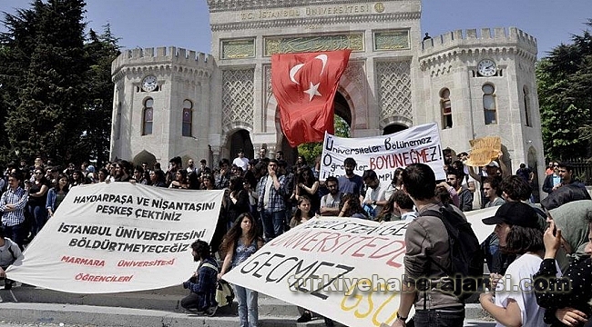 İstanbul Üniversitesi'nde Bölünme Protestosu