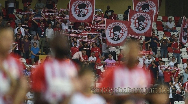 Taraftar Antalyaspor Yönetimini Dinlemedi!