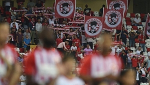 Taraftar Antalyaspor Yönetimini Dinlemedi!
