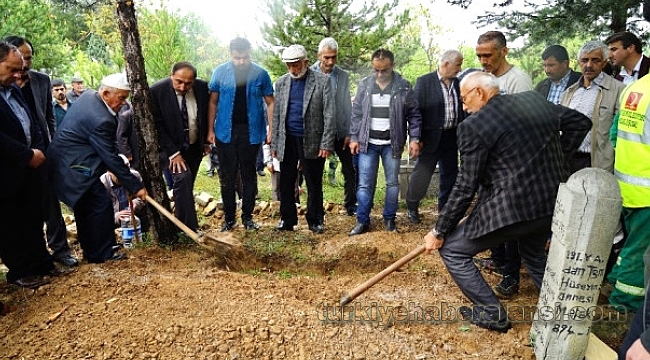 Vahşice Katledilen 5 Kişilik Aile, Tek Tabutta Defnedildi