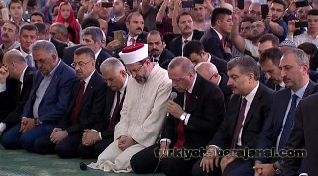 Erdoğan, 15 Temmuz Şehitleri İçin Kur'an-ı Kerim Okudu
