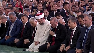 Erdoğan, 15 Temmuz Şehitleri İçin Kur'an-ı Kerim Okudu