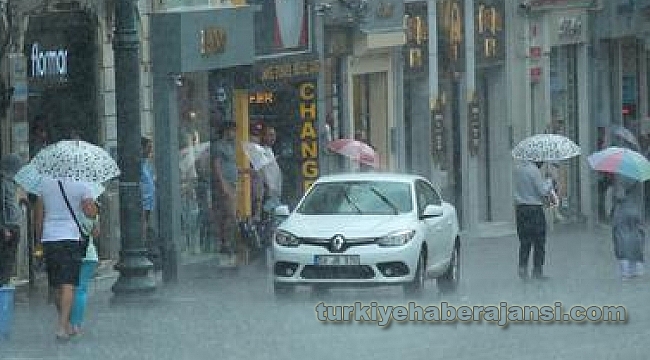 Meteoroloji Uyardı, Şiddetli Yağış ve Dolu İstanbul'u Vurdu