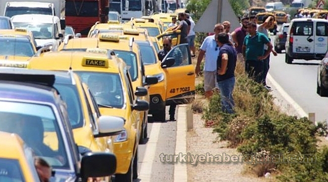 Yüzlerce Taksici UBER Yüzünden Trafiği Kilitledi!