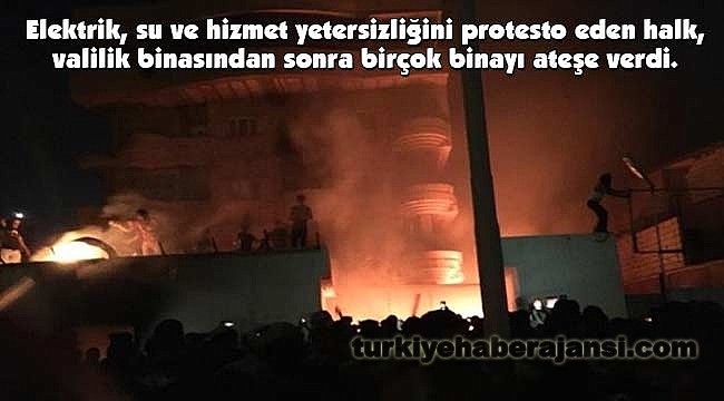 Göstericiler Siyasi Parti ve Kamu Binalarını Ateşe Verdi