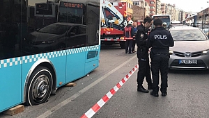Kadıköy'de yol çöktü! Trafik kilitlendi! 