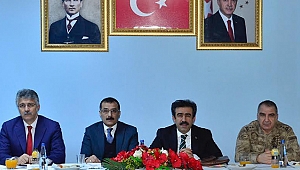 Vali Güzeloğlu, Lice’de Kanaat Önderleriyle Bir Araya Geldi