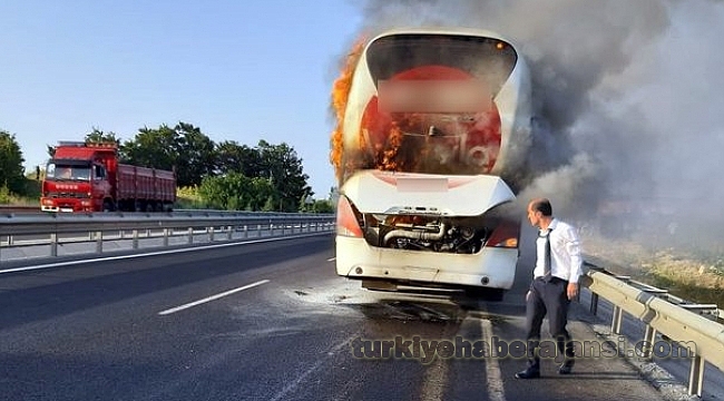 Manisa'da Seyir Halindeki Yolcu Otobüsü Yandı