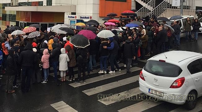 Yönetim Binasının Önünde Toplandılar!..