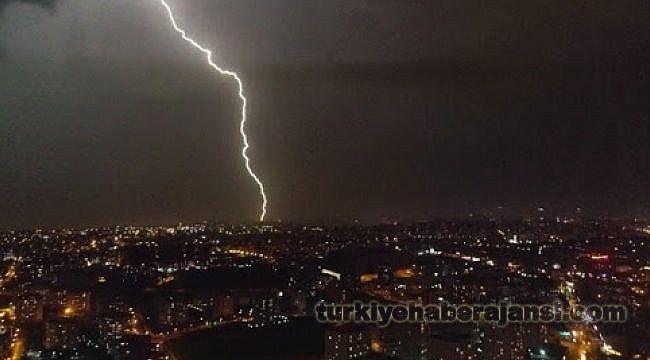 İstanbul'da Şimşekler Geceyi Gündüze Çevirdi