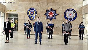 Kadın anne polisleri çiçekle kutladı 