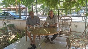 Başkan İhsan Memiş'e kitabını hediye etti 
