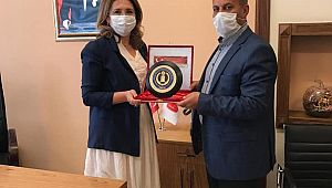 EMŞAV'dan Şehıt Kızı Hülya Köse'ye PLAKET 