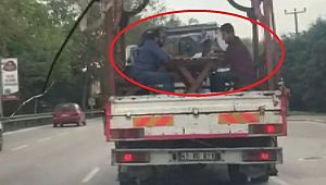 Seyir halindeki kamyonet kasasında tavla oynadılar, cezayı sürücü yedi