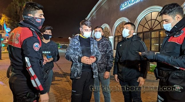 Kısıtlamayı İhlal Eden 4 Genç, Uyuşturucu Madde İle Yakalandı