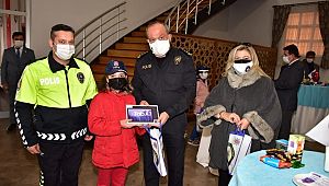 Polis Eşleri Derneği'nden çocuklara tablet HEDİYE edildi 