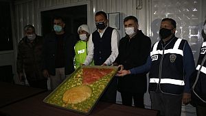 MADO'dan nöbetçi polislere pasta ve tatlı ikramı