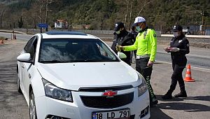 Polisten sürücülere kolonya ve çikolata ikramı