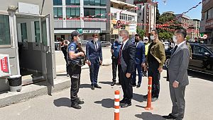 Müdür Aşkın, görev başındaki polislerle Bayramlaştı 