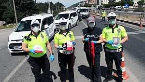Polislerce sürücülere şapka, düdük, maske hediye edildi