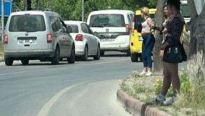Yasağa Rağmen Caddede Fuhuş Pazarlığı