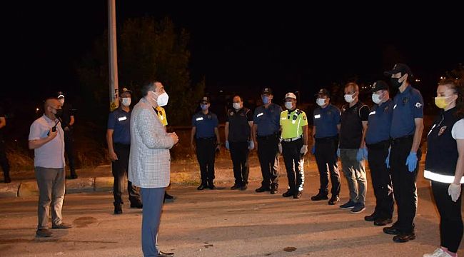 Müdür Aksoy, gece polislerle bayramlaştı