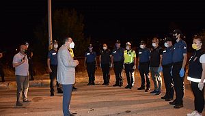 Müdür Aksoy, gece polislerle bayramlaştı 