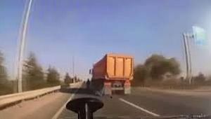 Motosikletliyi ezen şoför 