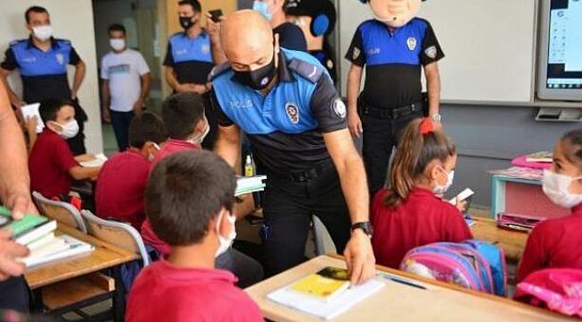Adana Emniyetten köy okuluna 500 kitap HEDİYE