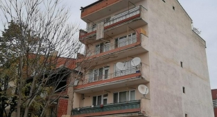 1 buçuk yaşındaki çocuk 5'inci kattan düştü