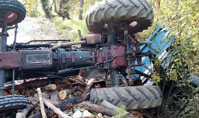 Devrilen traktörün altında kalan baba ve oğlu hayatını kaybetti