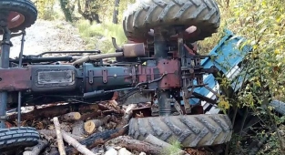 Devrilen traktörün altında kalan baba ve oğlu hayatını kaybetti
