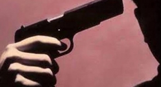 Polis memuru eşinin gözleri önünde İNTİHAR etti 