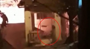 Şaşkına çeviren anlar! Cayır cayır yanan evine odun attı