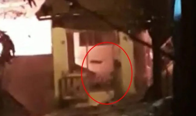 Şaşkına çeviren anlar! Cayır cayır yanan evine odun attı