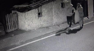 Tavukları çuvala doldurup çaldılar! Yalnız kalan horozların psikolojisi bozuldu