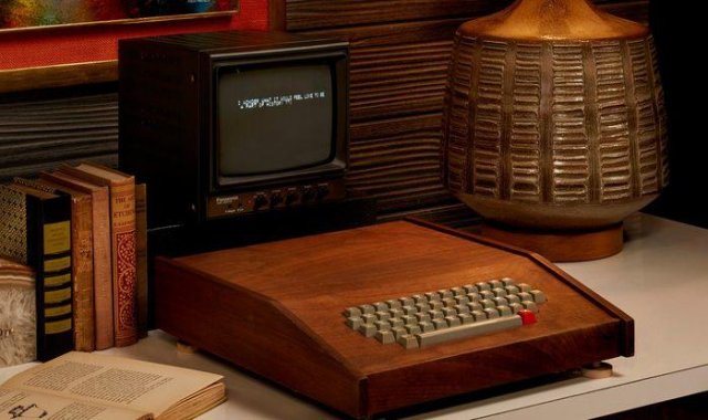 Apple'ın ilk bilgisayarı Apple-1 400 bin dolara satıldı