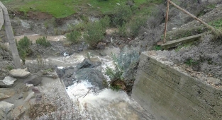 Ayvalık'ta madenden dereye atık karıştığı iddiası üzerine sudan numune alındı