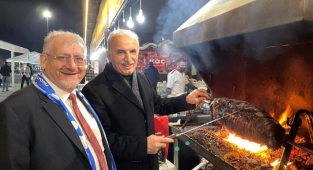Başkan Yıldırım Cağ Kebabı Kesti
