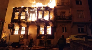 Beyoğlu’nda Ahşap Bina Yandı; Yaralılar Var