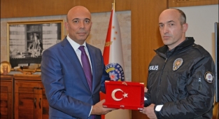 İzmir Valisi ile Emniyet Müdürü Cesur Polis Memurunu Ödüllendirdi 